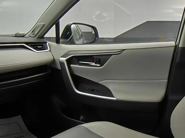 Used 2021 Silver Toyota XLE Premium image 40
