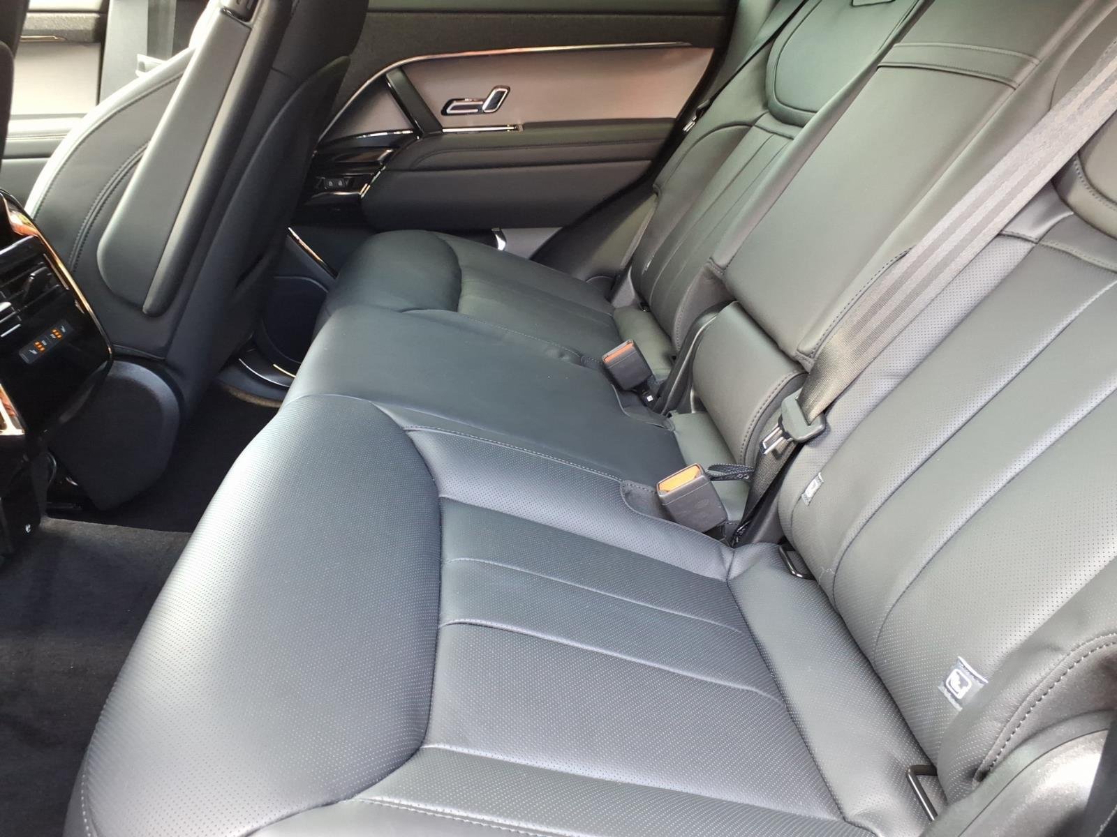 New 2026 Fuji White LAND ROVER Dynamic SE image 5