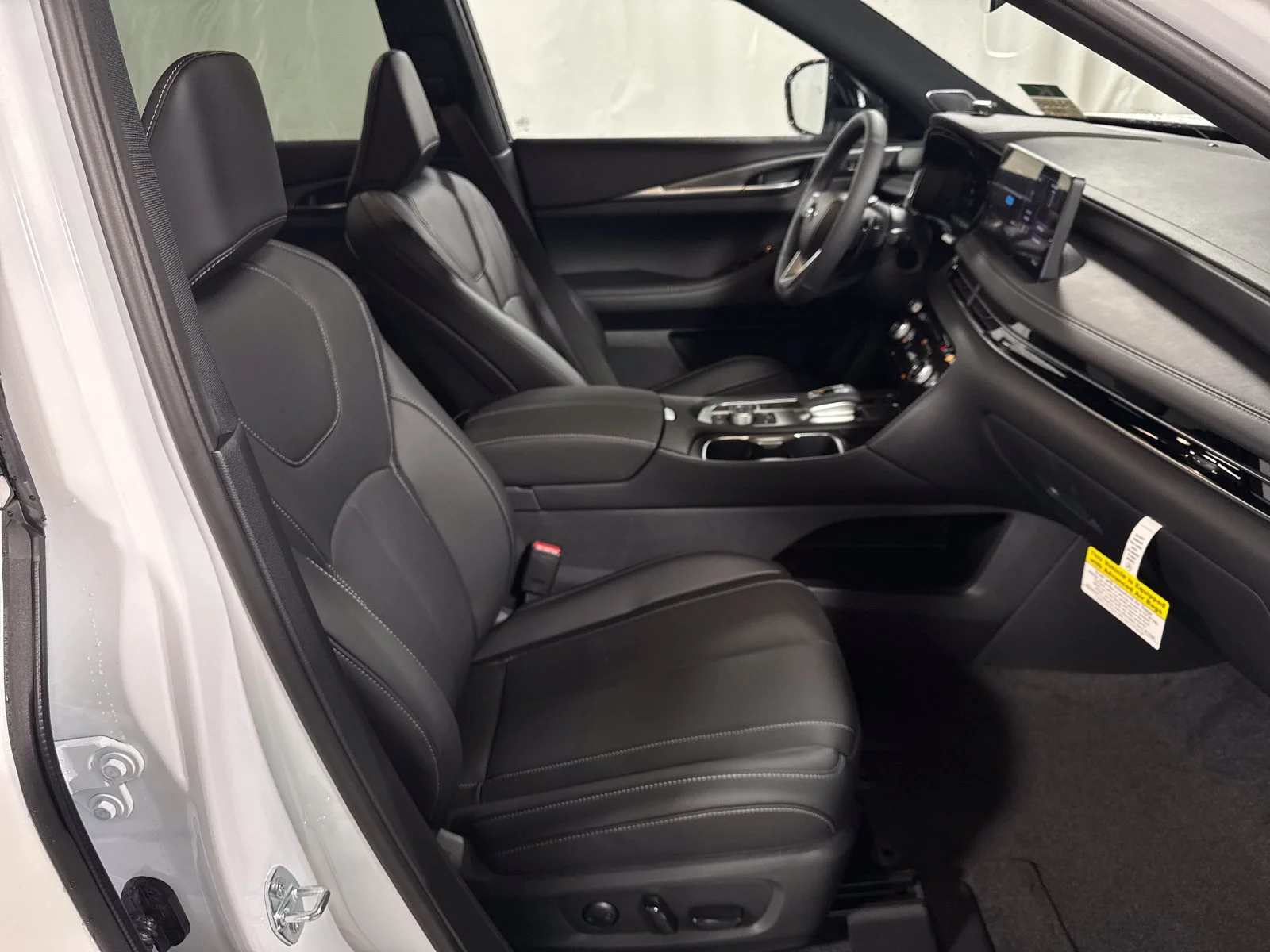 New 2027 RADIANT WHITE INFINITI Luxe AWD image 25