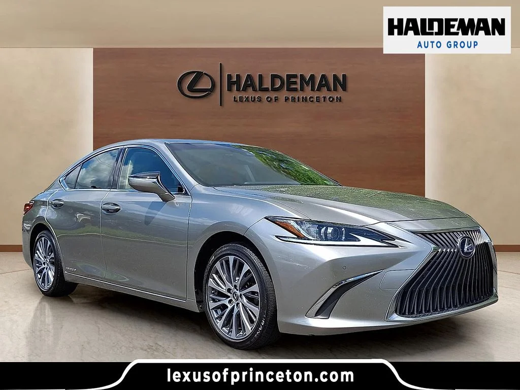 2019 Lexus ES 300h 300h's photo