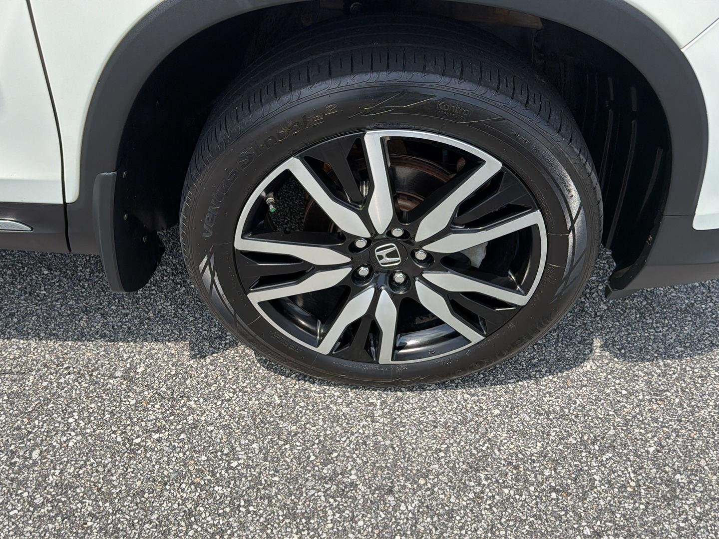 Used 2019 White Diamond Pearl Honda Touring w/Rear Captain