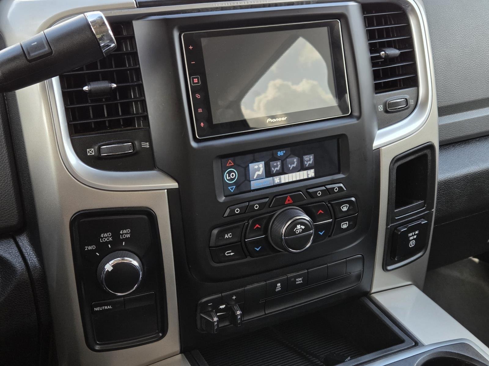 Used 2015 Bright White Clearcoat Ram SLT image 25