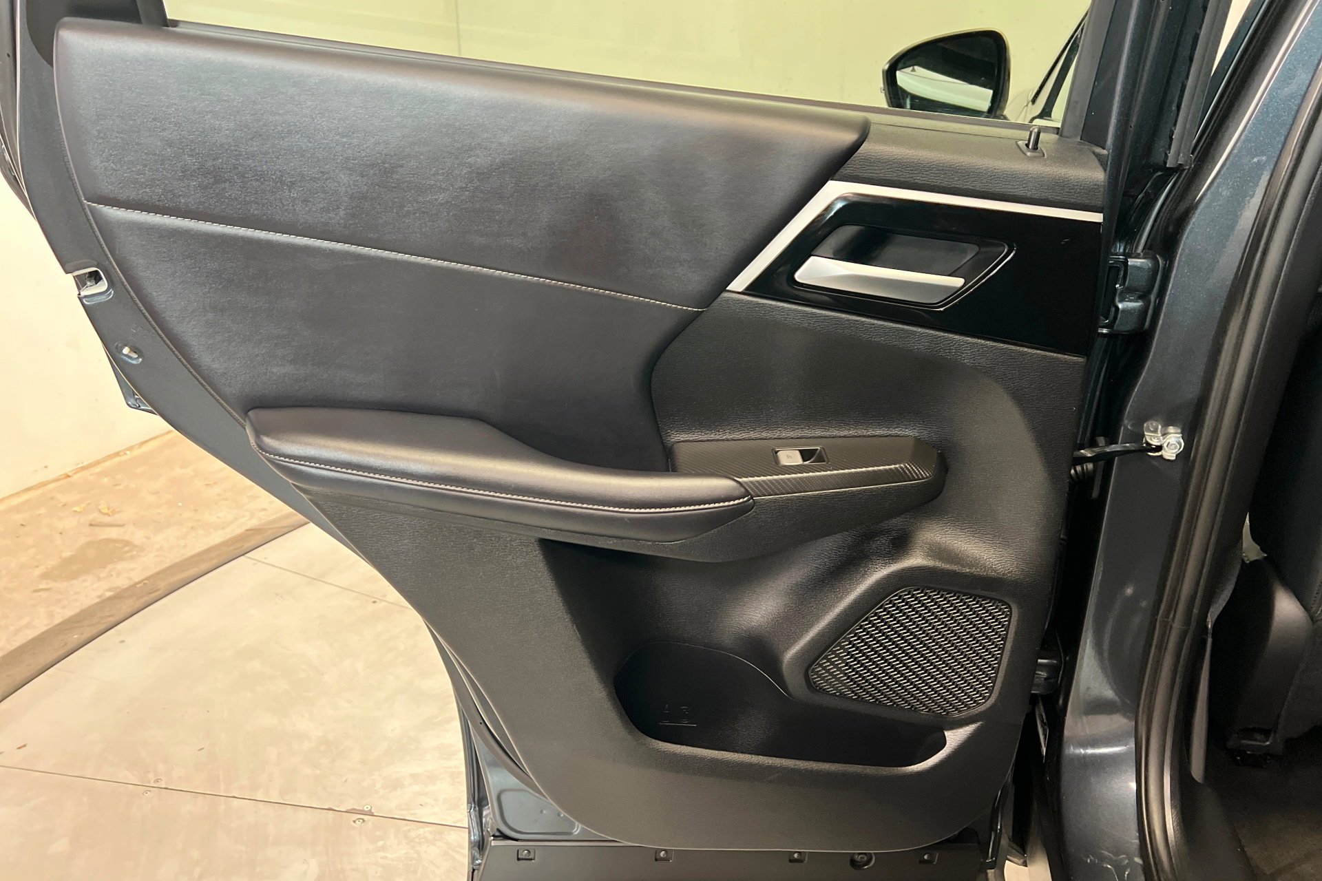 Used 2024 Silver Mitsubishi SE image 19