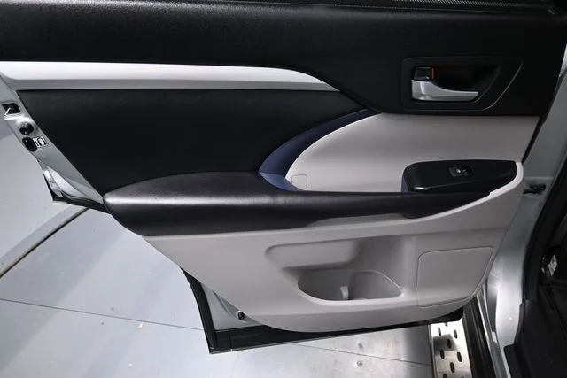 Used 2017 Silver Toyota XLE image 12