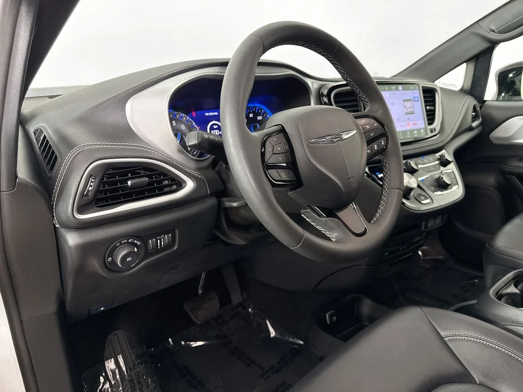 Used 2024 White Chrysler Touring L image 9