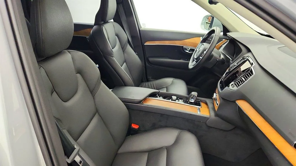 Used 2025 Silver Dawn Metallic Volvo T8 AWD Plus 7-Seater image 22
