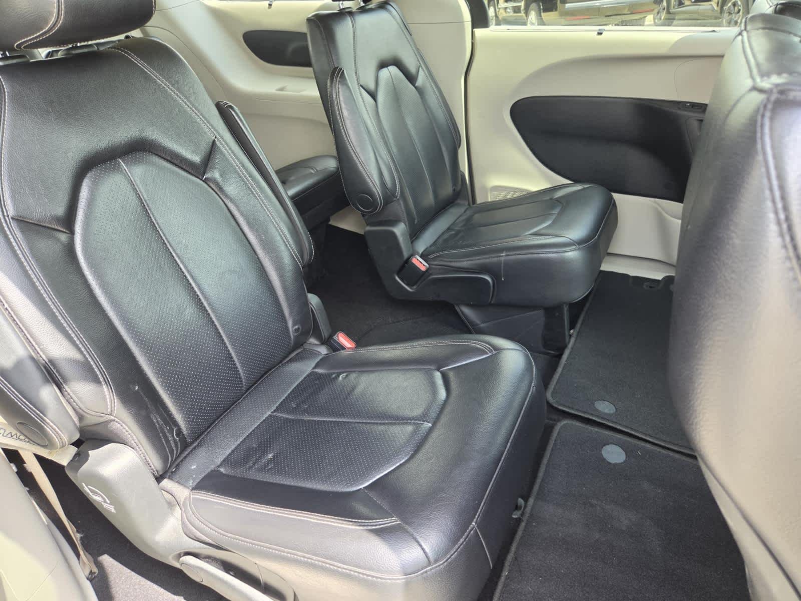 Used 2022 Ceramic Gray Clearcoat Chrysler Touring L image 11