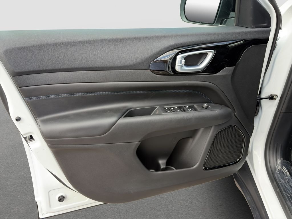 New 2026 Bright White Clearcoat Jeep Latitude image 32