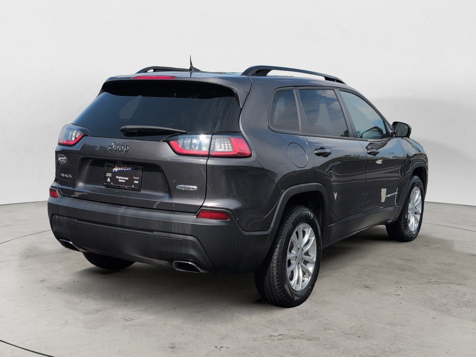 Used 2022 Granite Crystal Metallic Clearcoat Jeep Latitude Lux image 3