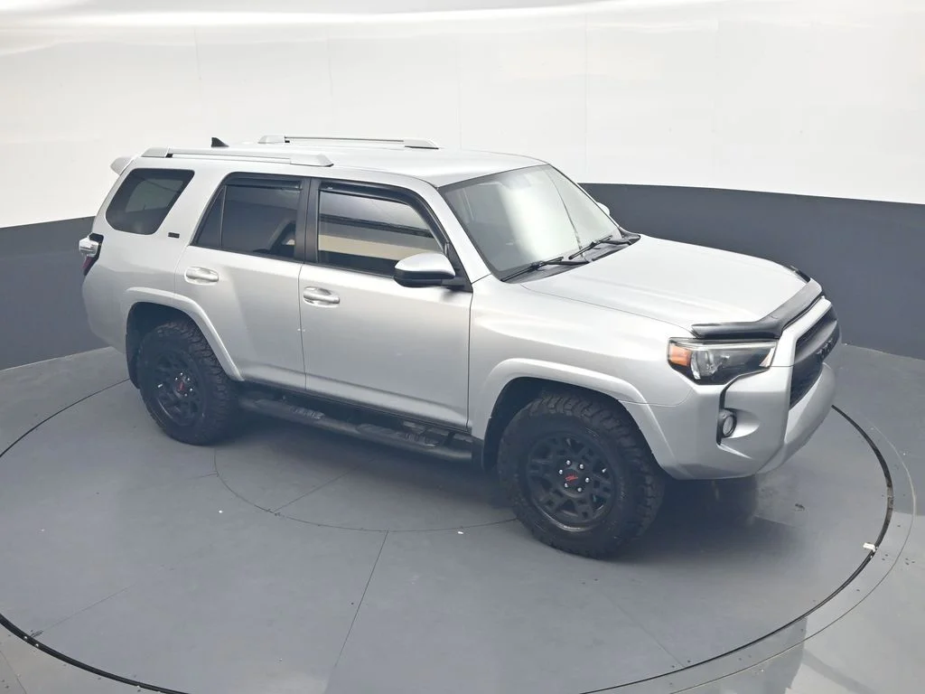 Used 2017 Classic Silver Metallic Toyota SR5 image 17