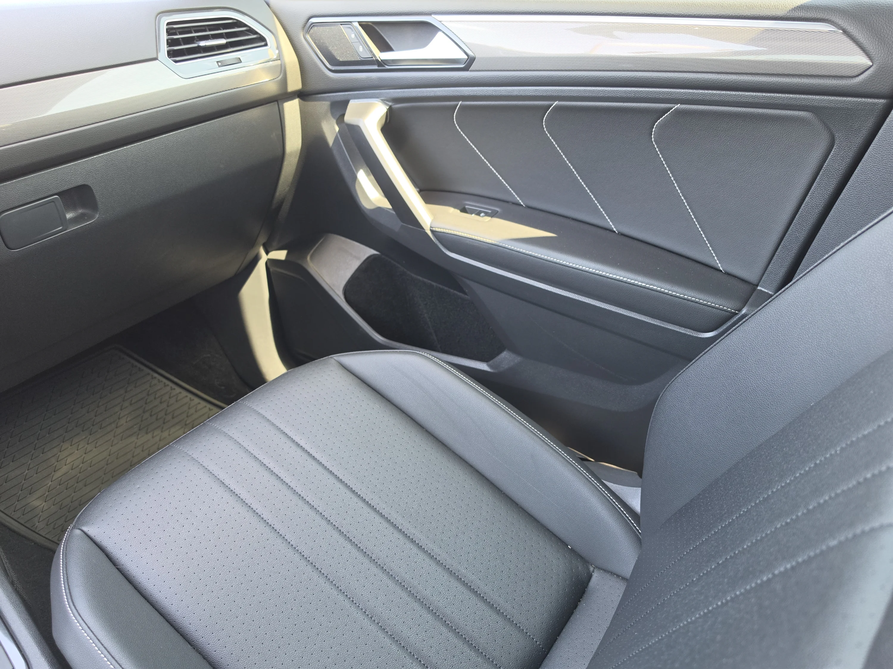 Used 2023 Pyrite Silver Metallic Volkswagen SE R-Line Black image 21