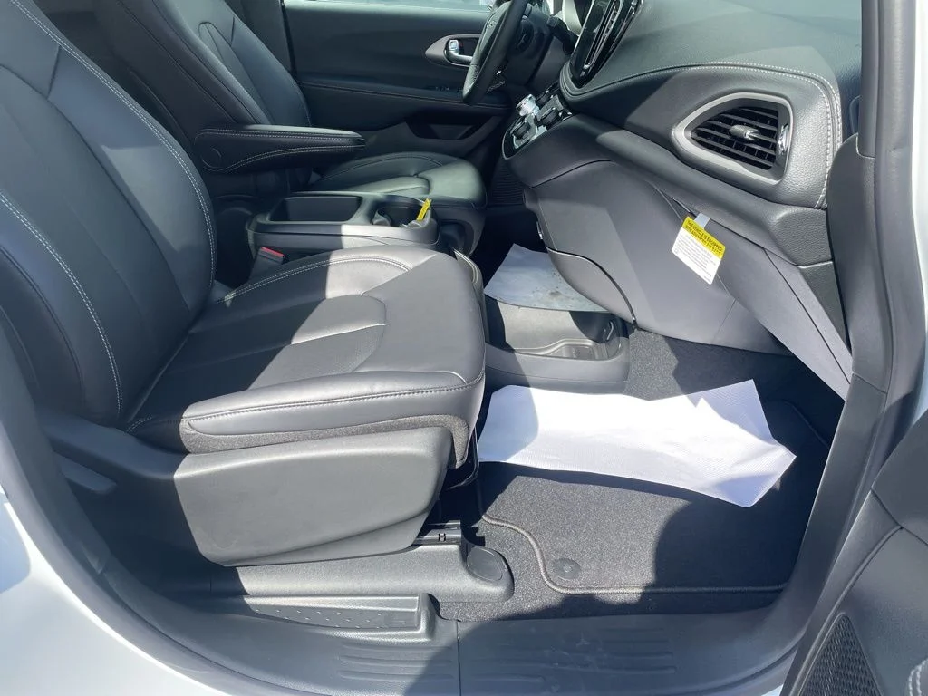 2026 Chrysler Pacifica Select - Photo 17