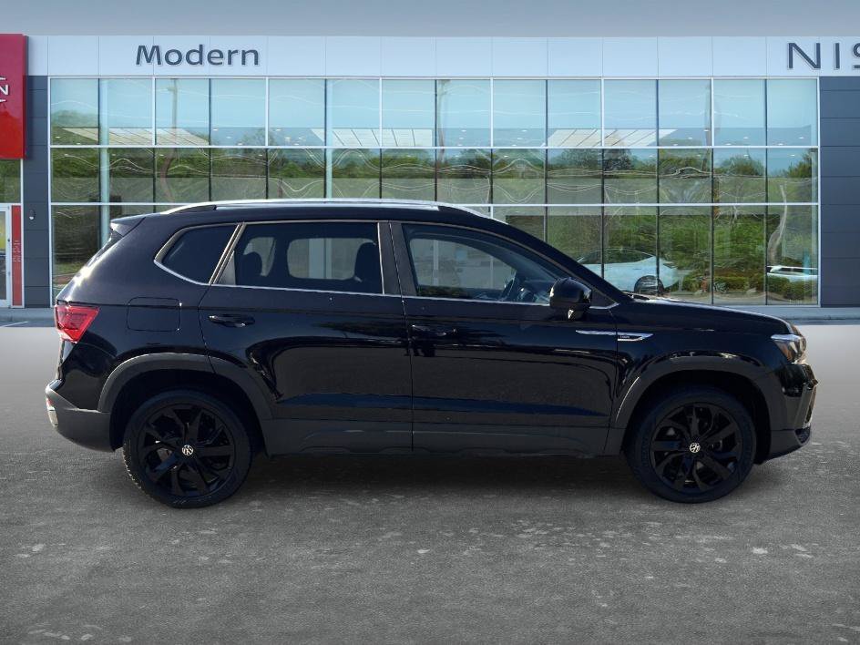 Used 2023 Deep Black Volkswagen SE image 4