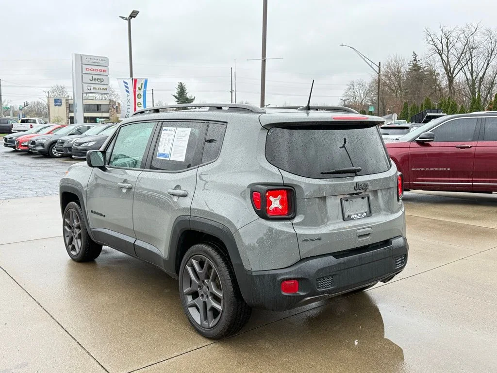 Used 2021 Gray Jeep Latitude image 5