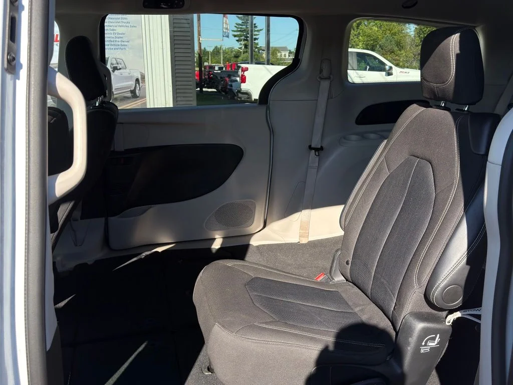 Used 2024 White Chrysler LX image 10