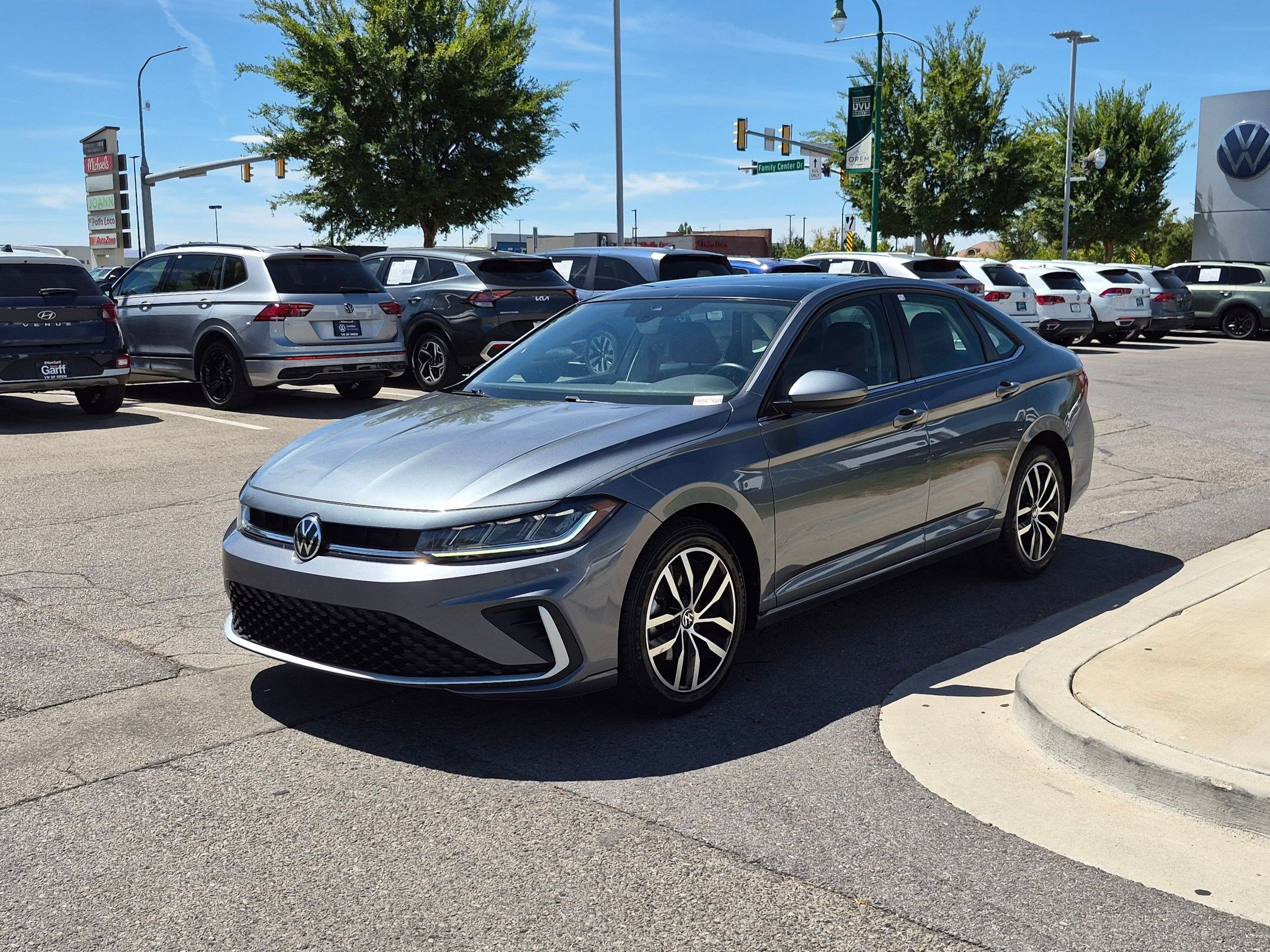 Certified Used 2025 Platinum Gray Metallic Volkswagen SE image 9