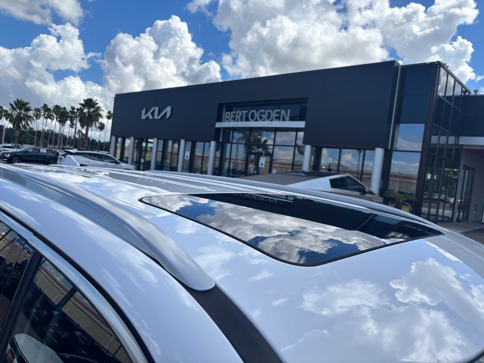 Used 2024 White Kia S image 7