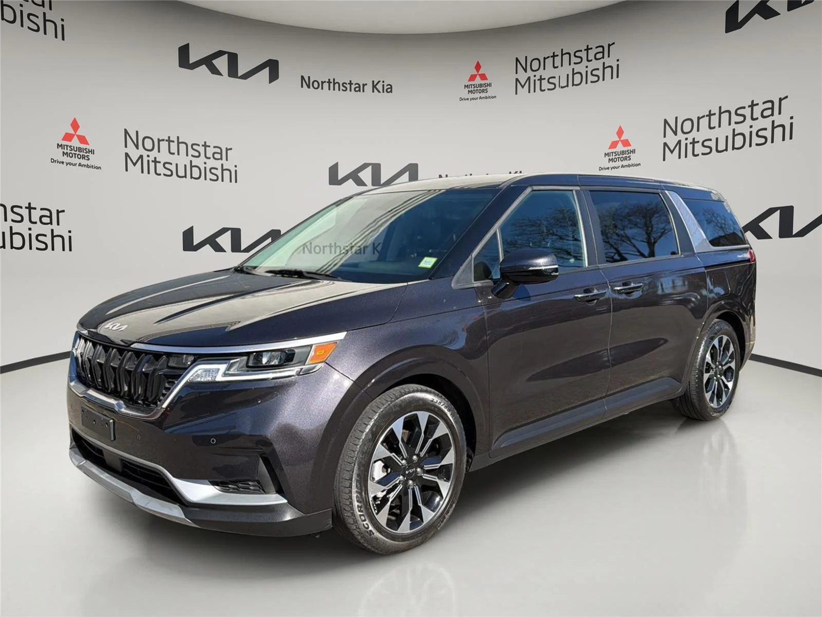 2023 Kia Sedona EX's photo