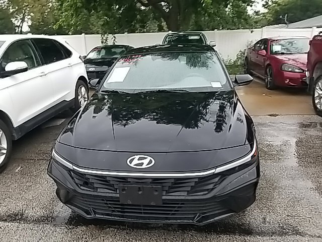 Used 2025 Black Hyundai SE image 9