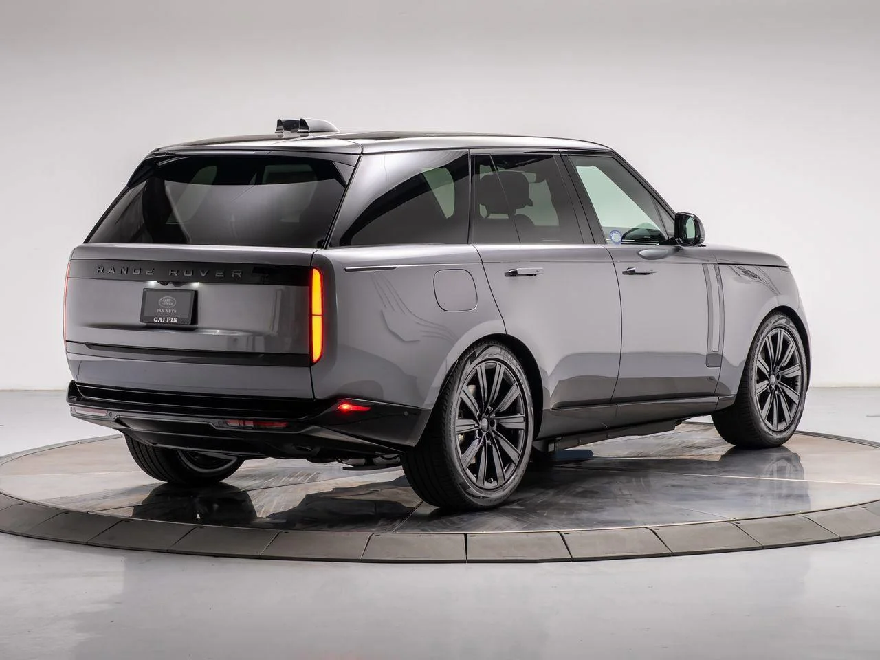 New 2026 Eiger Grey Land Rover P550e SE image 5