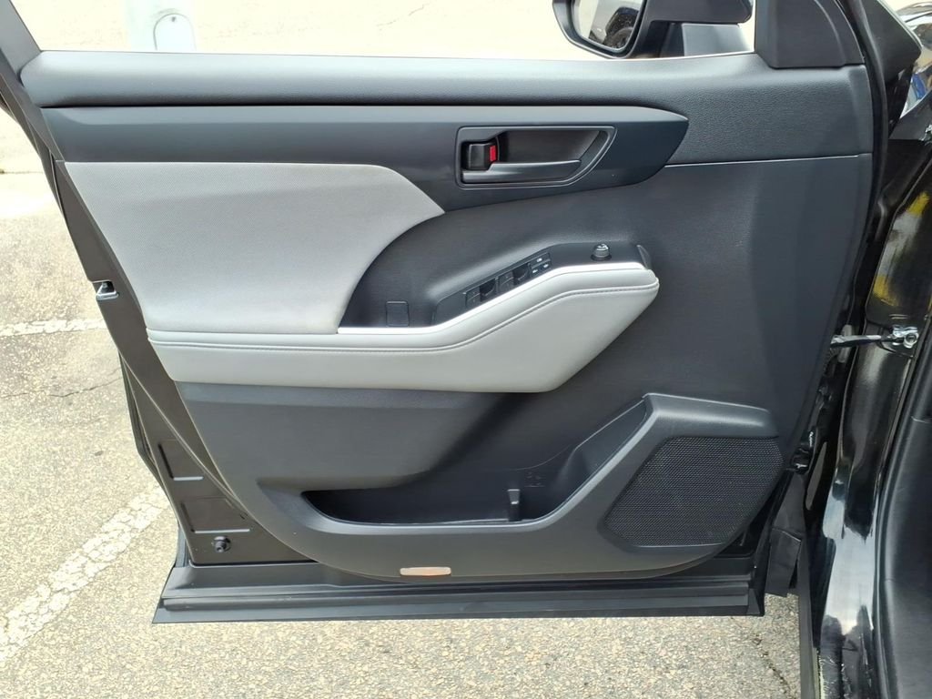 Used 2022 Midnight Black Metallic Toyota LE image 9