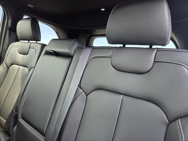 New 2027 Bright White Clear-Coat Paint Jeep Limited image 23