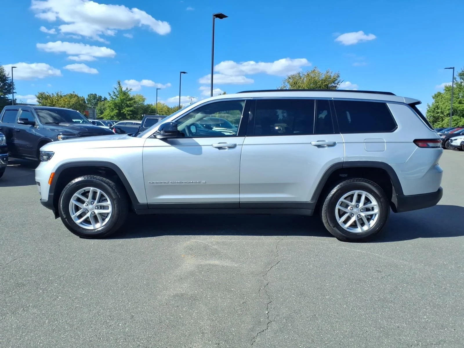 Used 2025 Silver Zynith Jeep Laredo X image 3