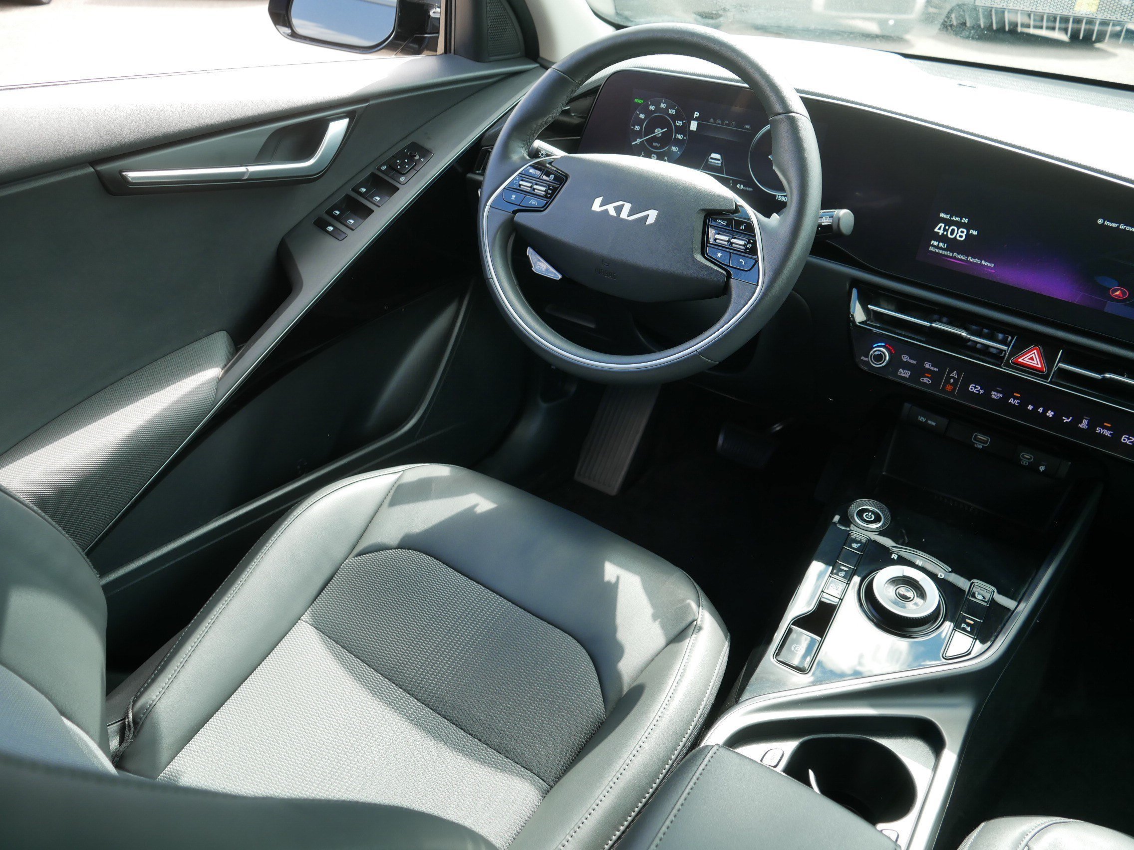 Used 2024 Graphite Gray Kia Wind image 9