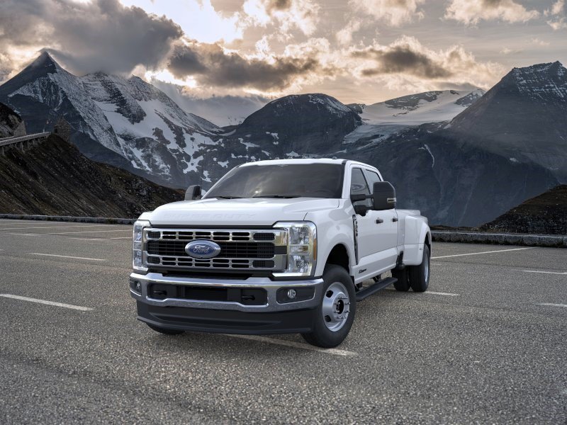 New 2026 Oxford White Ford XLT image 2