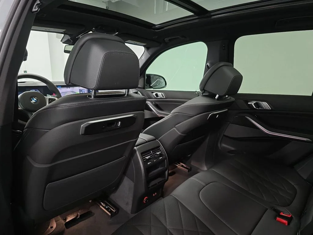 Used 2025 Gray BMW M60i image 27