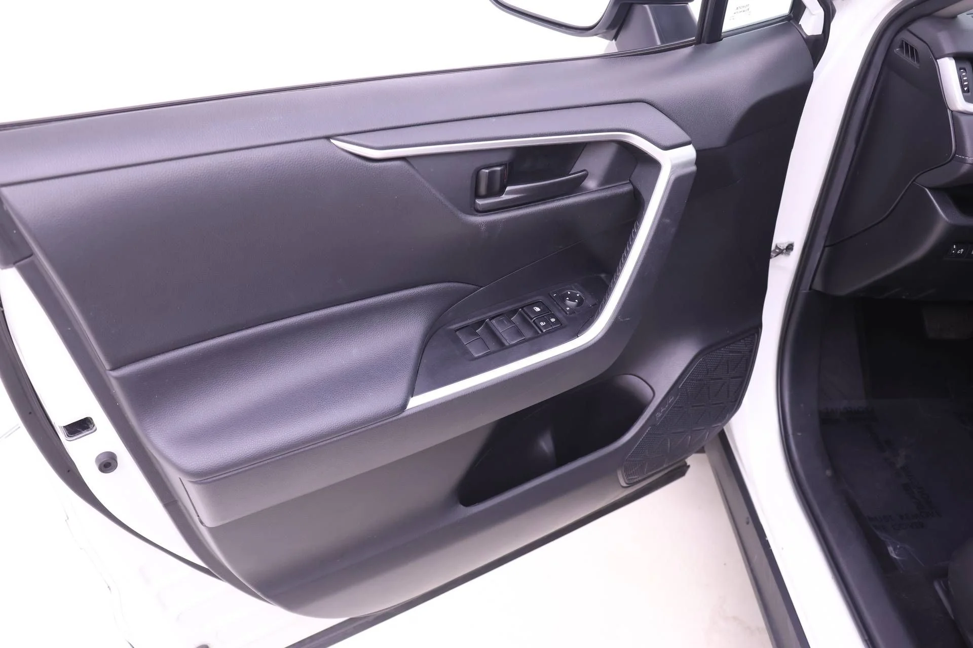 Used 2021 Super White Toyota LE image 9