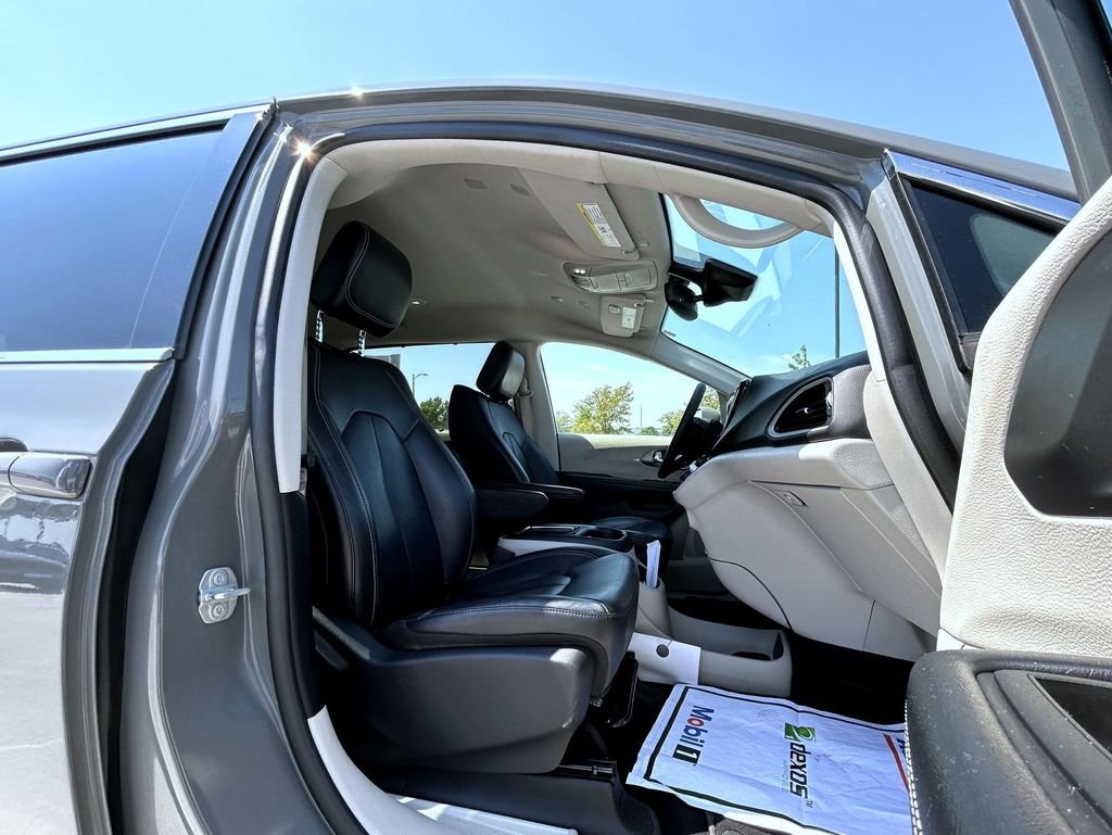 Used 2022 White Chrysler Touring L image 16