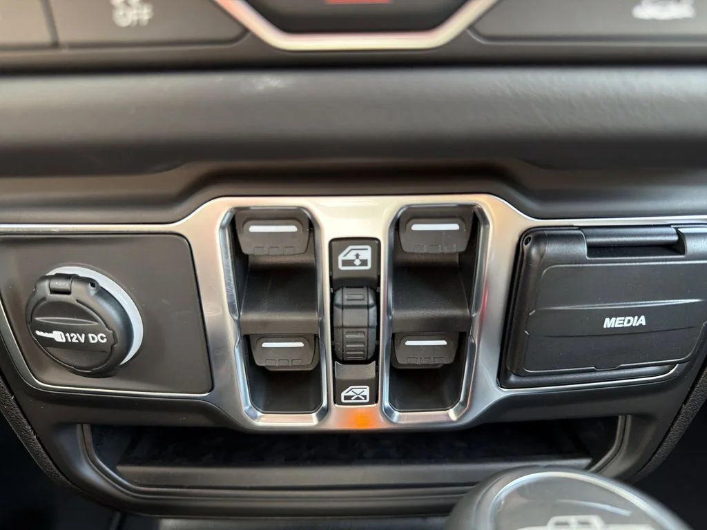2026 Jeep Gladiator Sahara - Photo 30