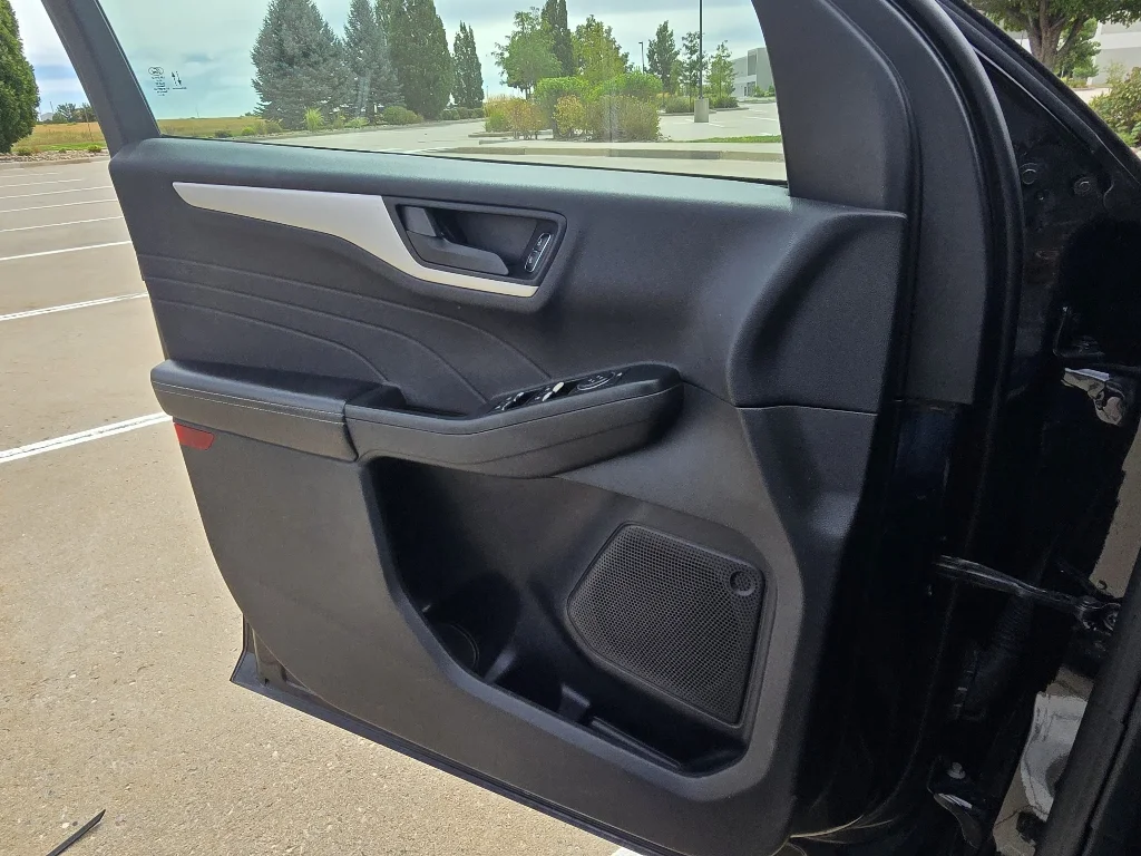Used 2022 Agate Black Metallic Ford SE image 18