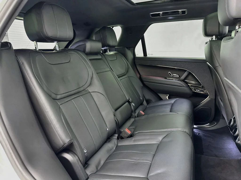 Used 2025 White Land Rover Dynamic SE image 28