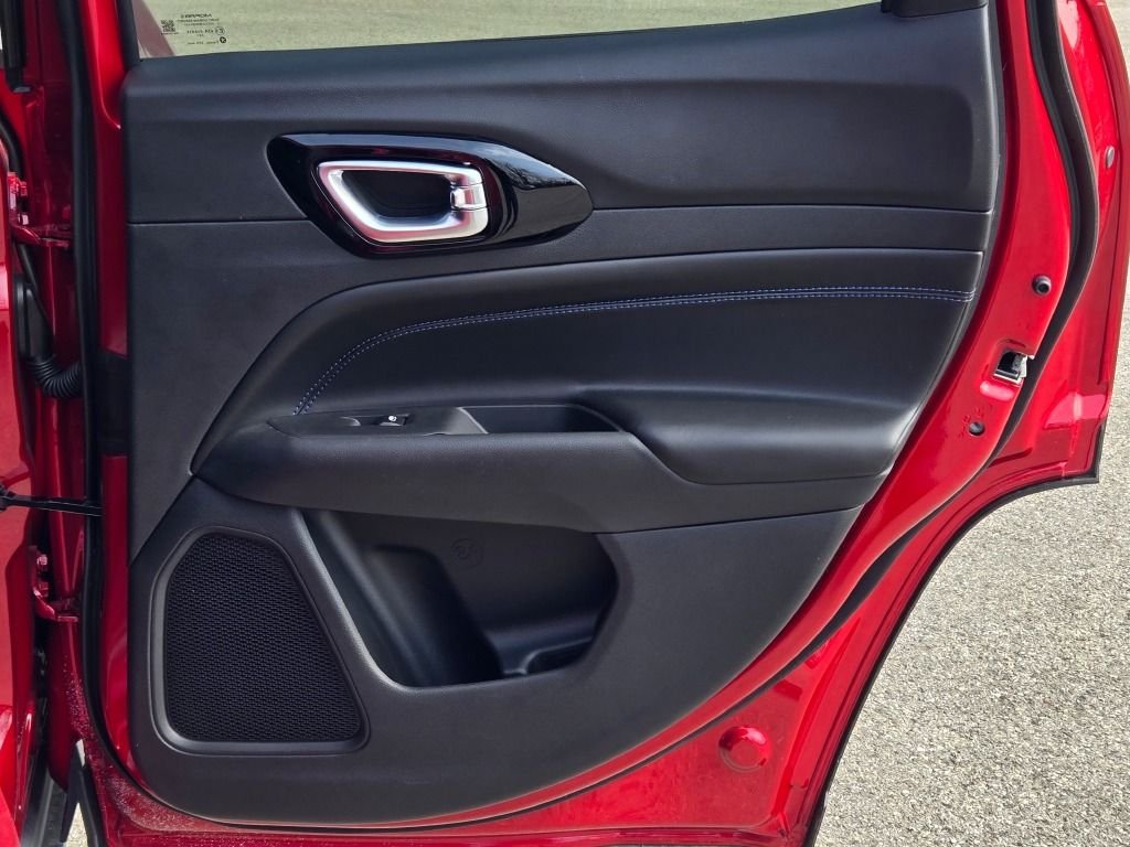 New 2026 Red Hot Pearl-Coat Exterior Paint Jeep Latitude image 10