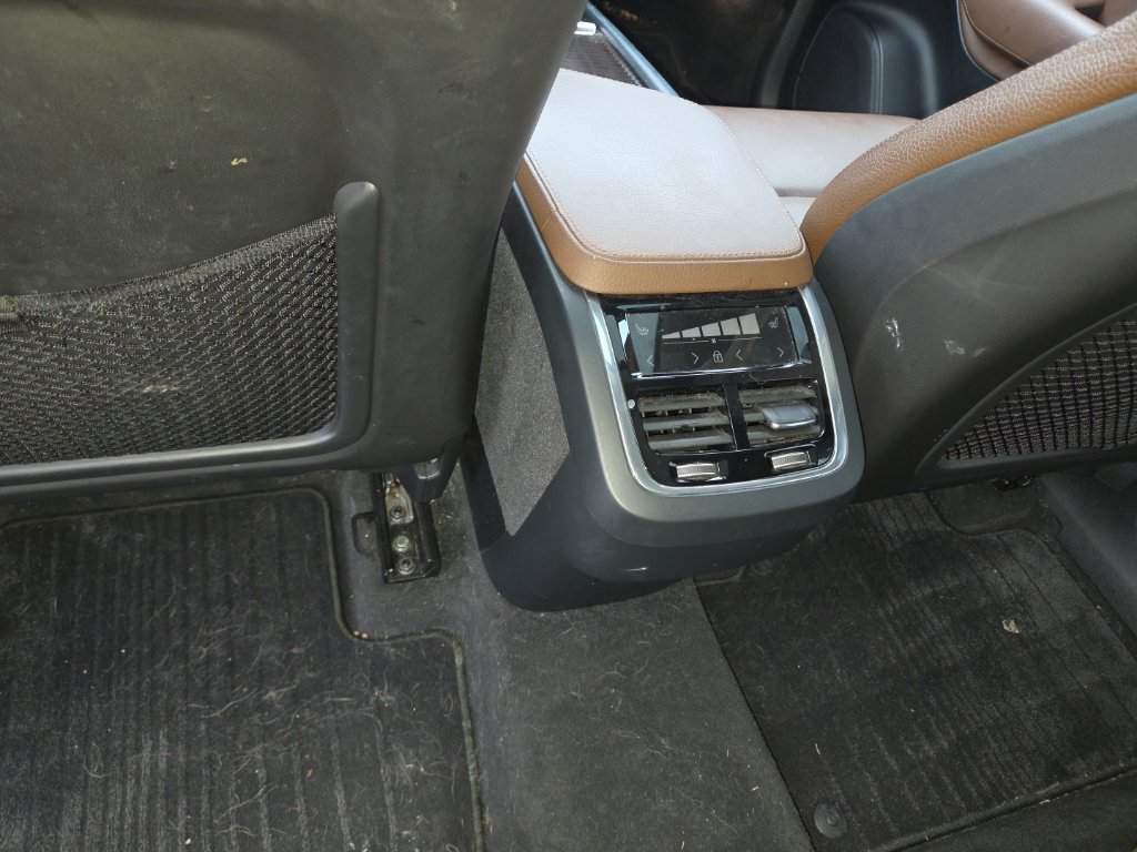 Used 2019 Silver Volvo T6 Momentum image 18