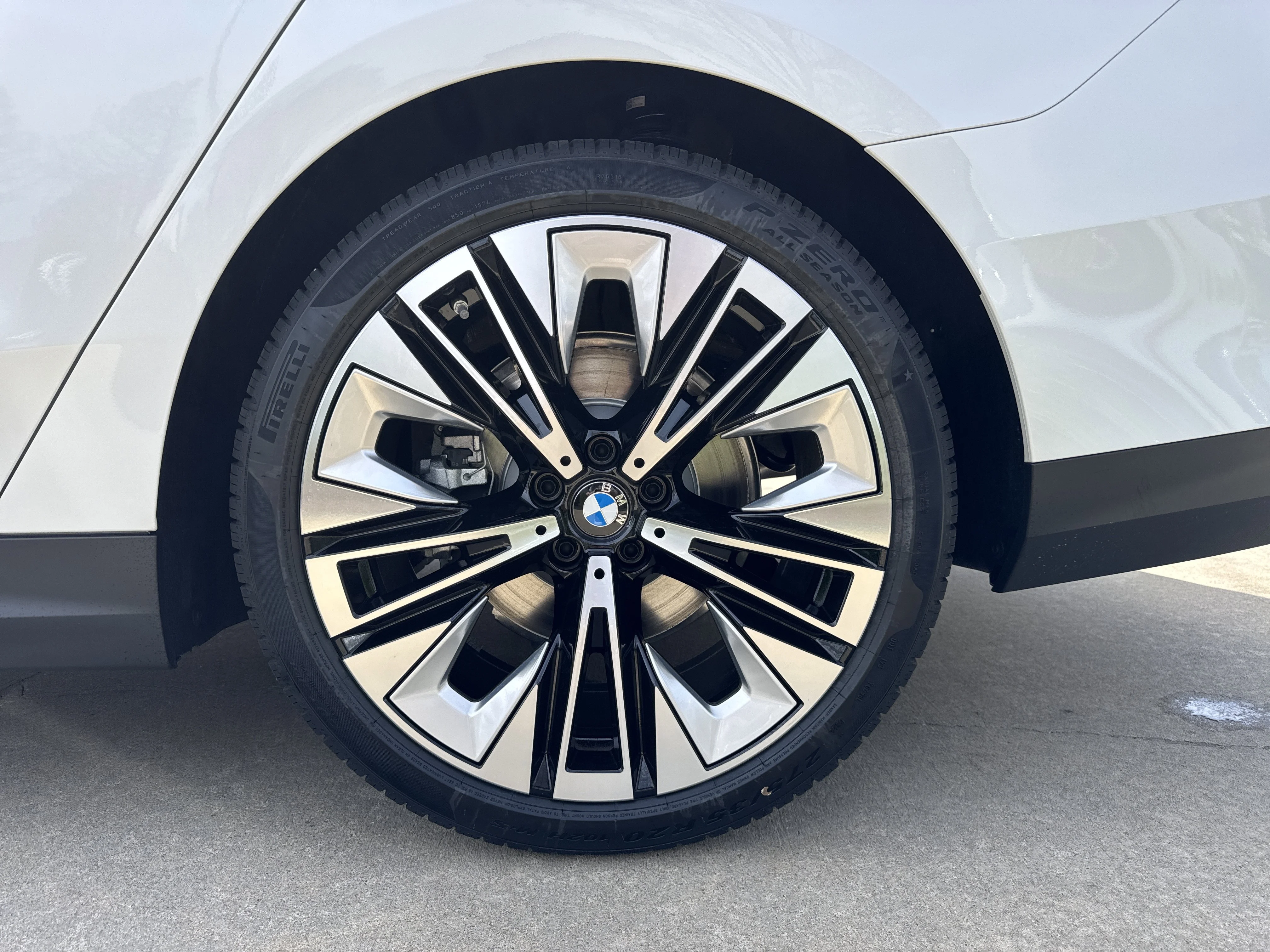 New 2026 MINERAL WHITE BMW 530i xDrive image 27