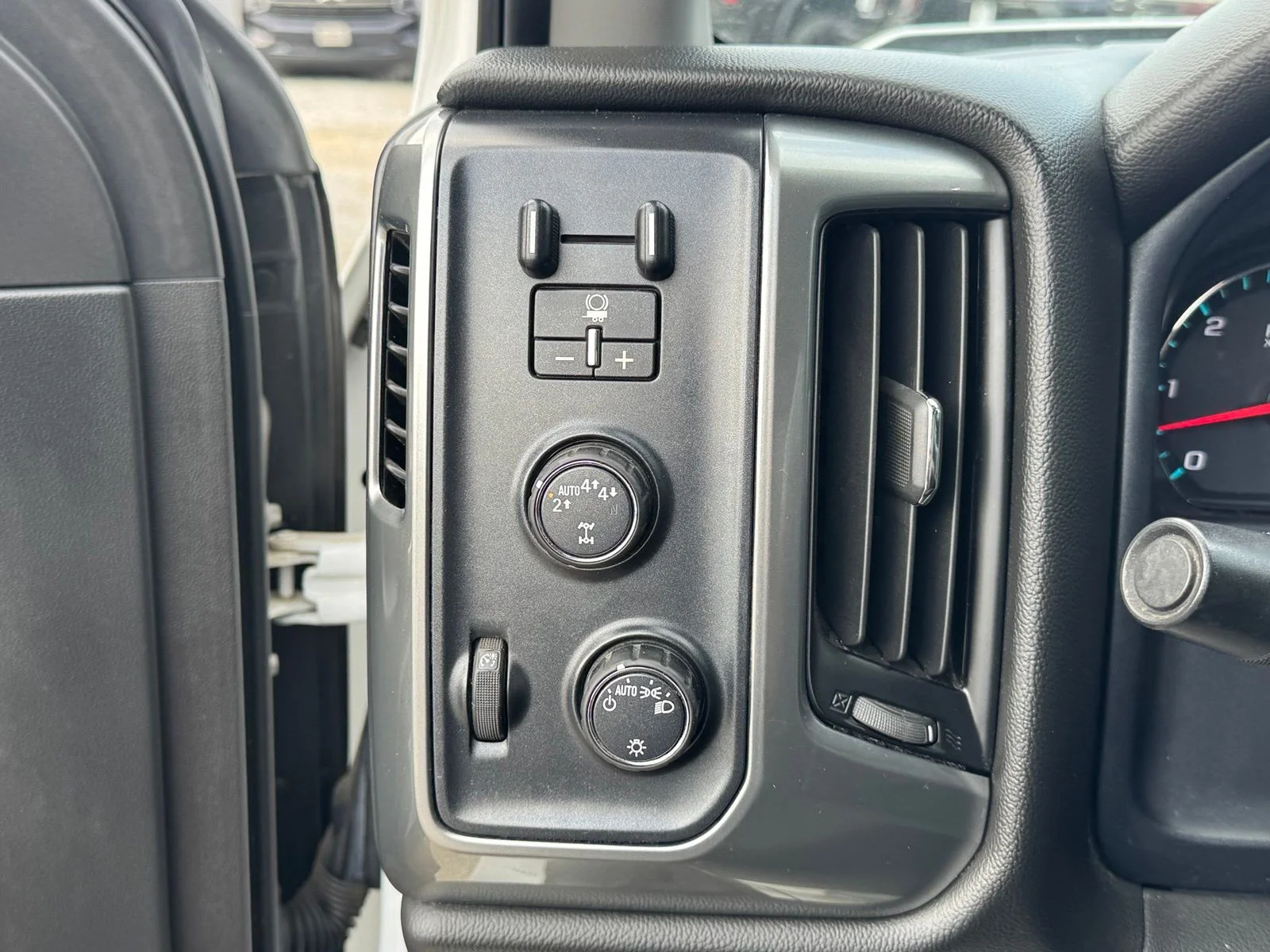 Used 2018 White Chevrolet LT image 15