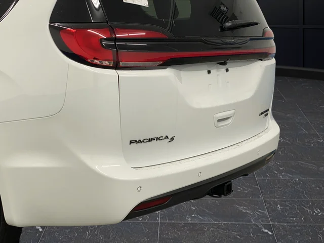 New 2026 Bright White Clear-Coat Exterior Paint Chrysler Limited image 39
