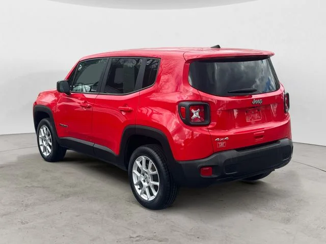 Used 2023 Colorado Red Clearcoat Jeep Latitude image 3
