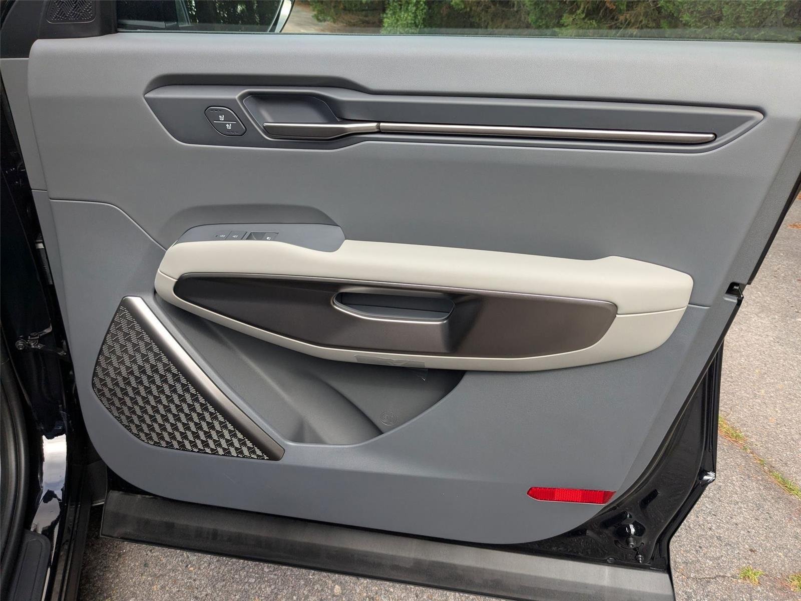 New 2026 EBONY BLACK KIA WIND image 42