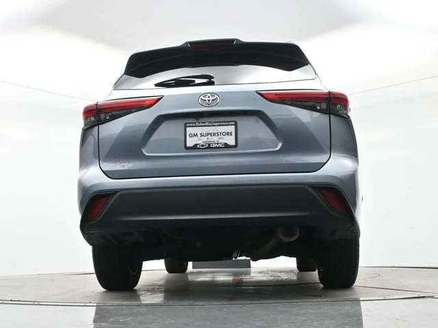 Used 2022 Moon Dust Toyota XLE image 31
