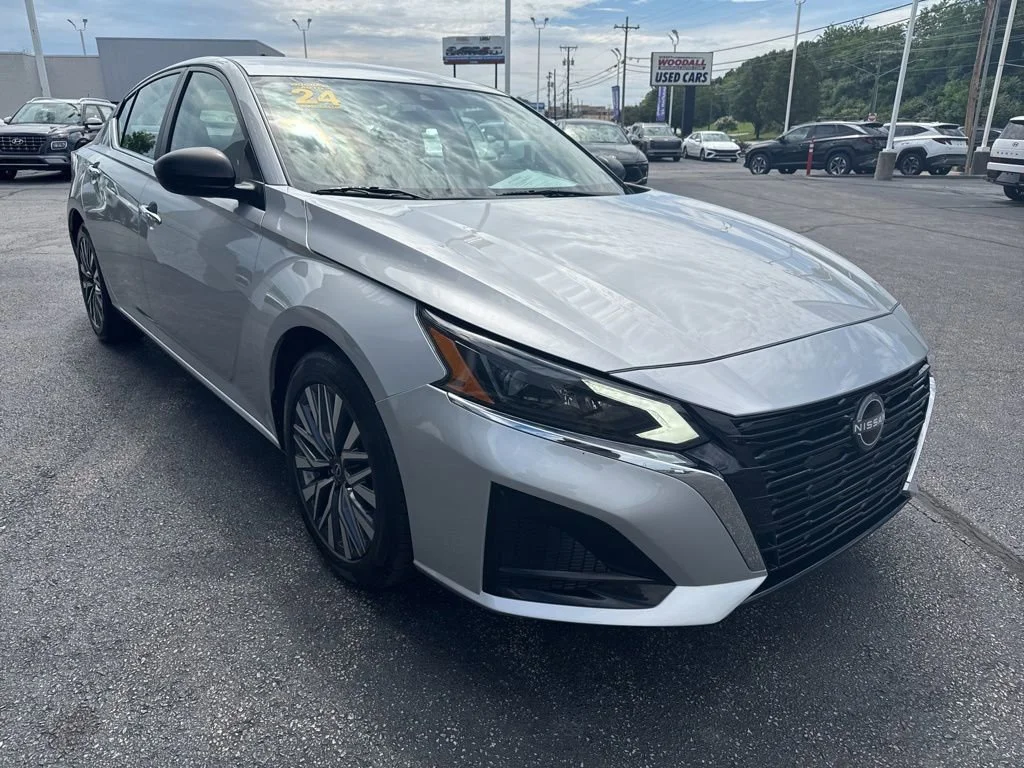 Used 2024 Silver Nissan 2.5 SV image 3