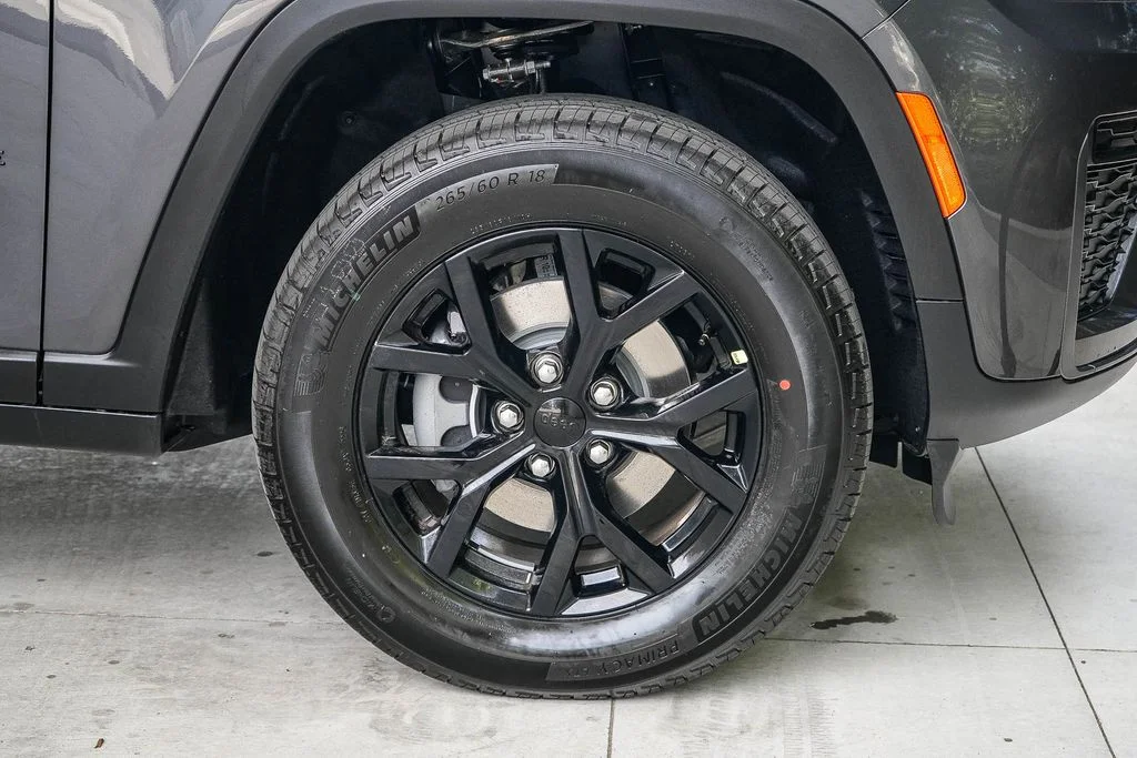 New 2026 Baltic Gray Metallic Clear-Coat Exterior Paint Jeep Altitude image 11