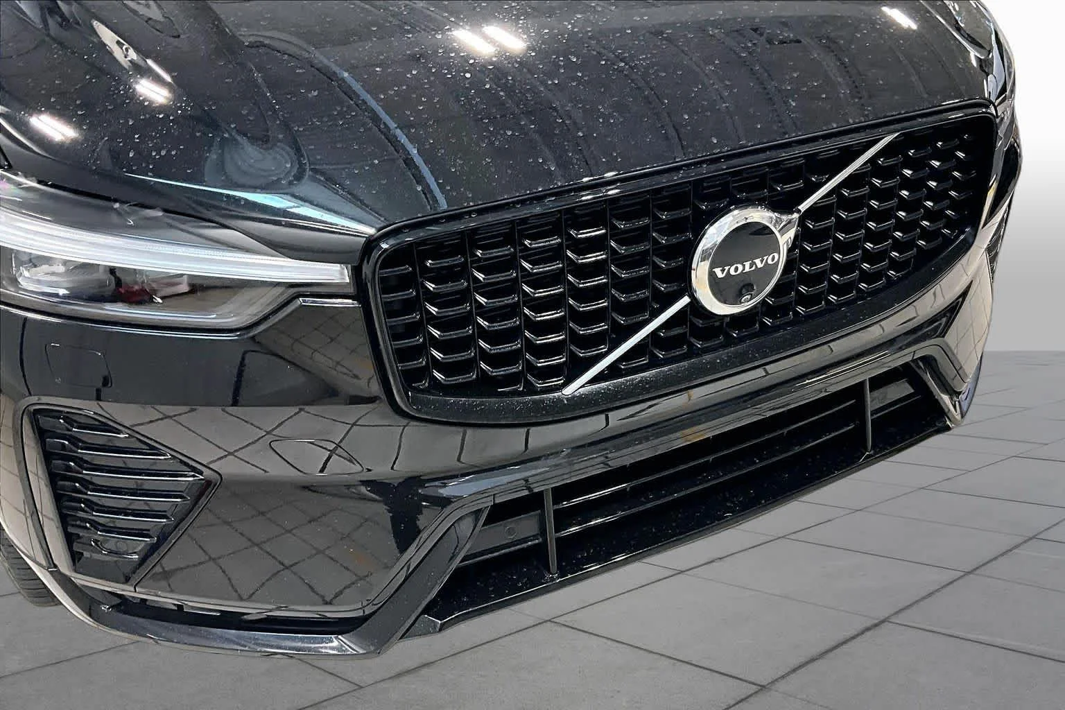Used 2024 Onyx Black Metallic Volvo Plus Dark Theme image 30