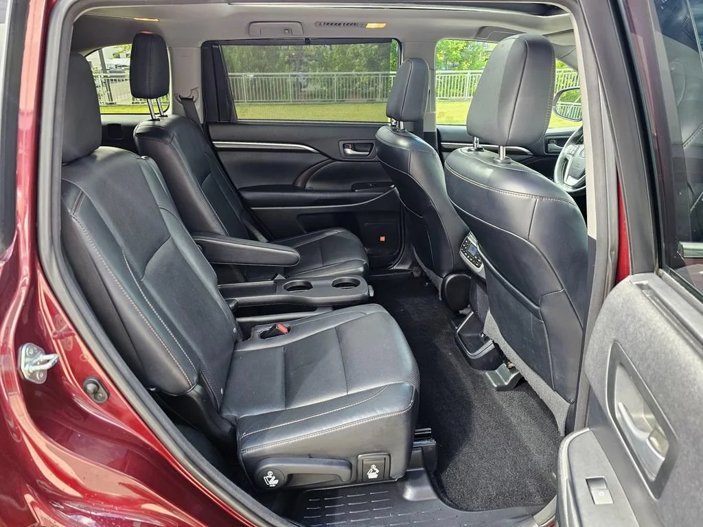 Used 2015  Toyota Limited image 12