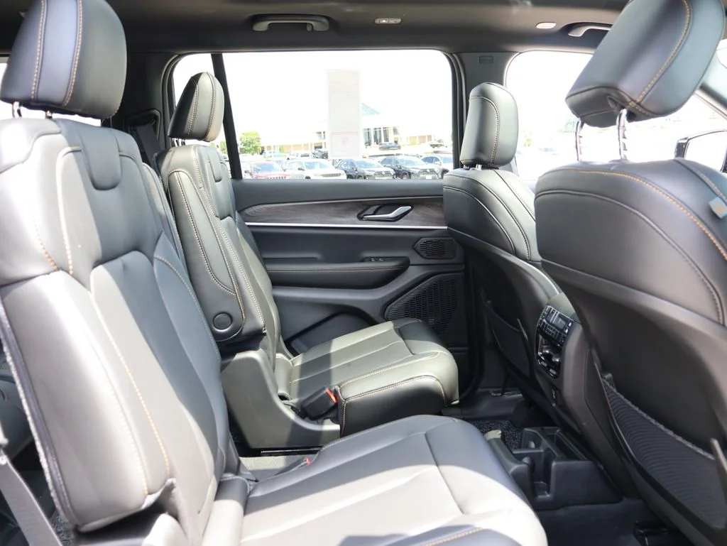 New 2026 Bright White Clear-Coat Exterior Paint Jeep Limited image 12