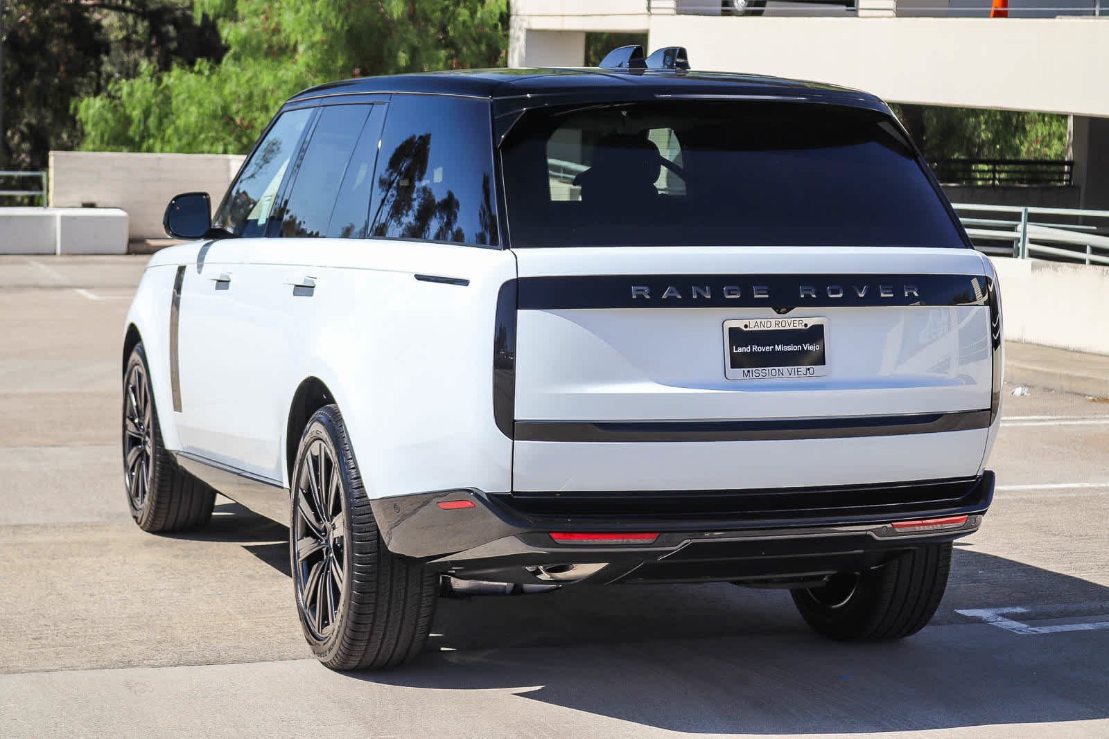 New 2027 Fuji White Land Rover SE image 6