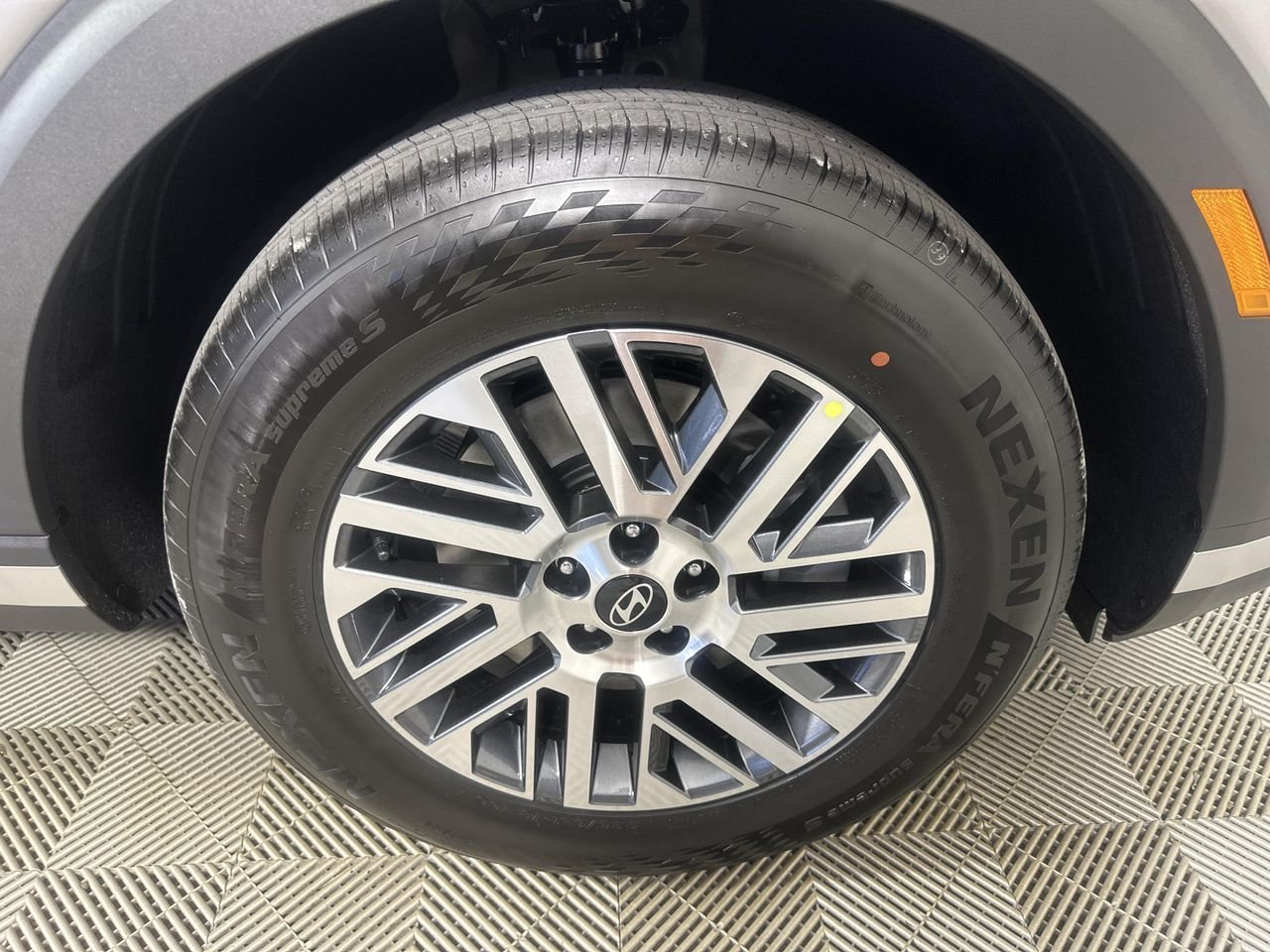 New 2027 Shimmering Silver Hyundai SEL Premium 7P image 27